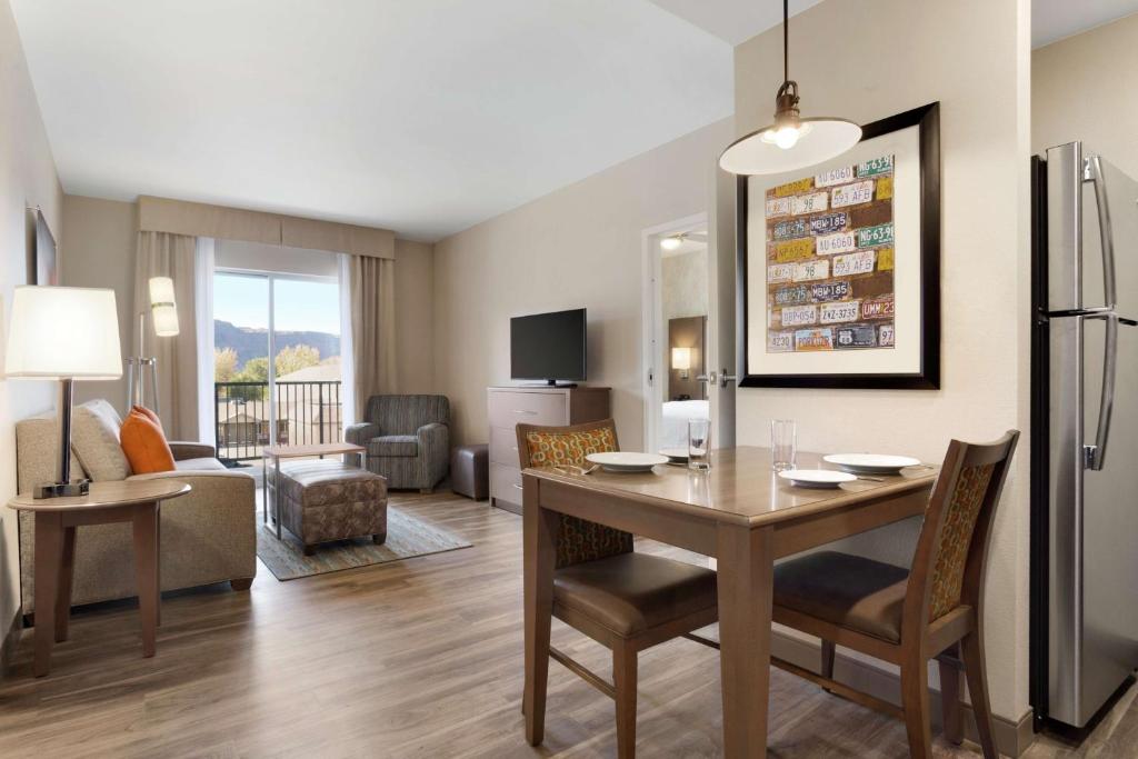 TV a/nebo společenská místnost v ubytování Homewood Suites by Hilton Moab