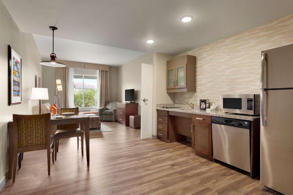Kuchyň nebo kuchyňský kout v ubytování Homewood Suites by Hilton Moab