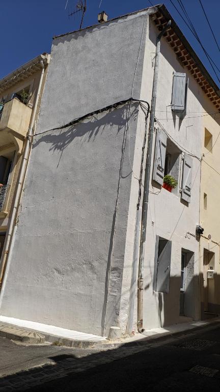 Un lato di un edificio con un'ombra sopra di SoeursGrises Béziers Centre Historique coeur de l'Hérault capitale d'Occitanie a Béziers