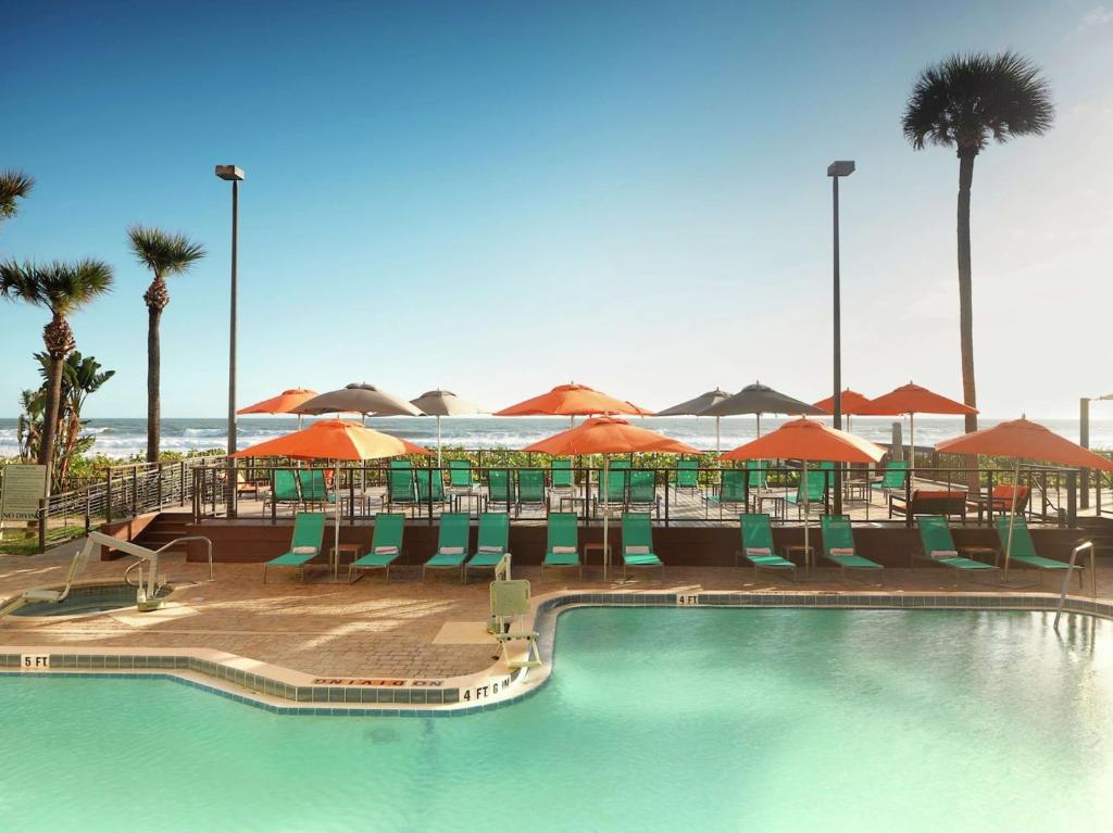 Bazén v ubytování DoubleTree Suites by Hilton Melbourne Beach Oceanfront nebo v jeho okolí