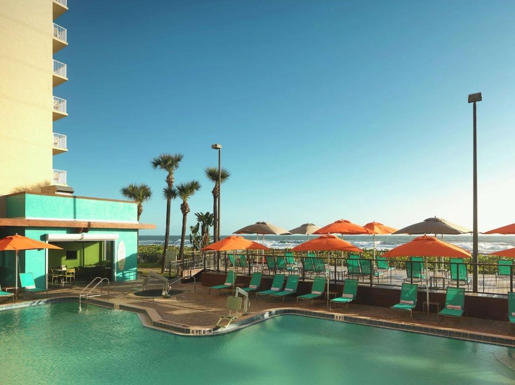 Bazén v ubytování DoubleTree Suites by Hilton Melbourne Beach Oceanfront nebo v jeho okolí