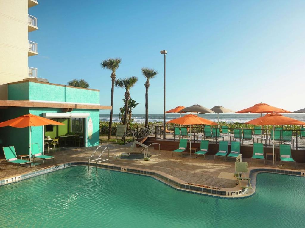 Bazén v ubytování DoubleTree Suites by Hilton Melbourne Beach Oceanfront nebo v jeho okolí