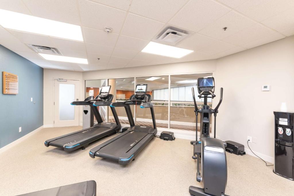 Fitness centrum a/nebo fitness zařízení v ubytování DoubleTree Suites by Hilton Melbourne Beach Oceanfront