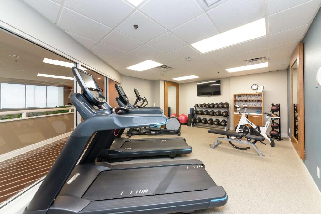 Fitness centrum a/nebo fitness zařízení v ubytování DoubleTree Suites by Hilton Melbourne Beach Oceanfront