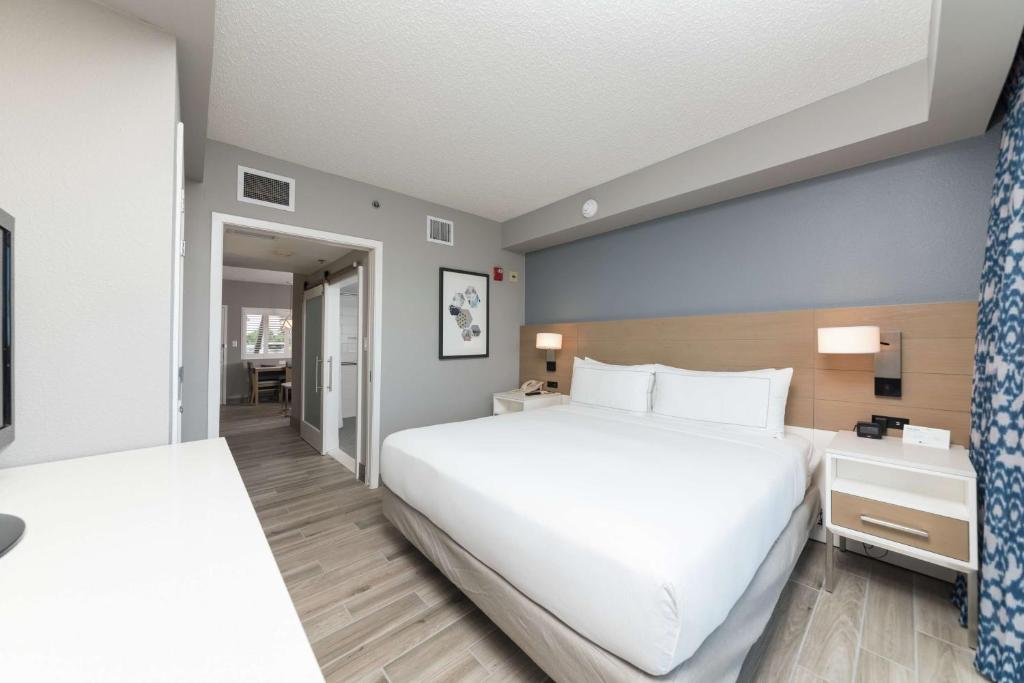 Postel nebo postele na pokoji v ubytování DoubleTree Suites by Hilton Melbourne Beach Oceanfront