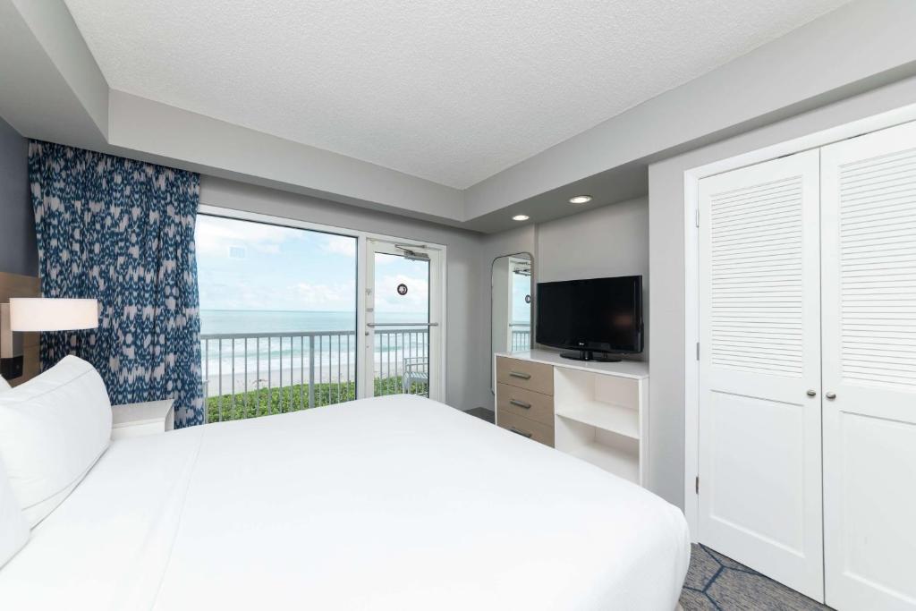TV a/nebo společenská místnost v ubytování DoubleTree Suites by Hilton Melbourne Beach Oceanfront