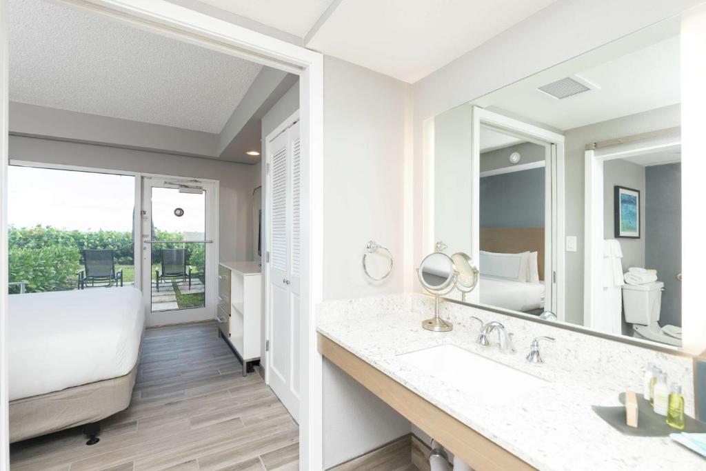 Koupelna v ubytování DoubleTree Suites by Hilton Melbourne Beach Oceanfront