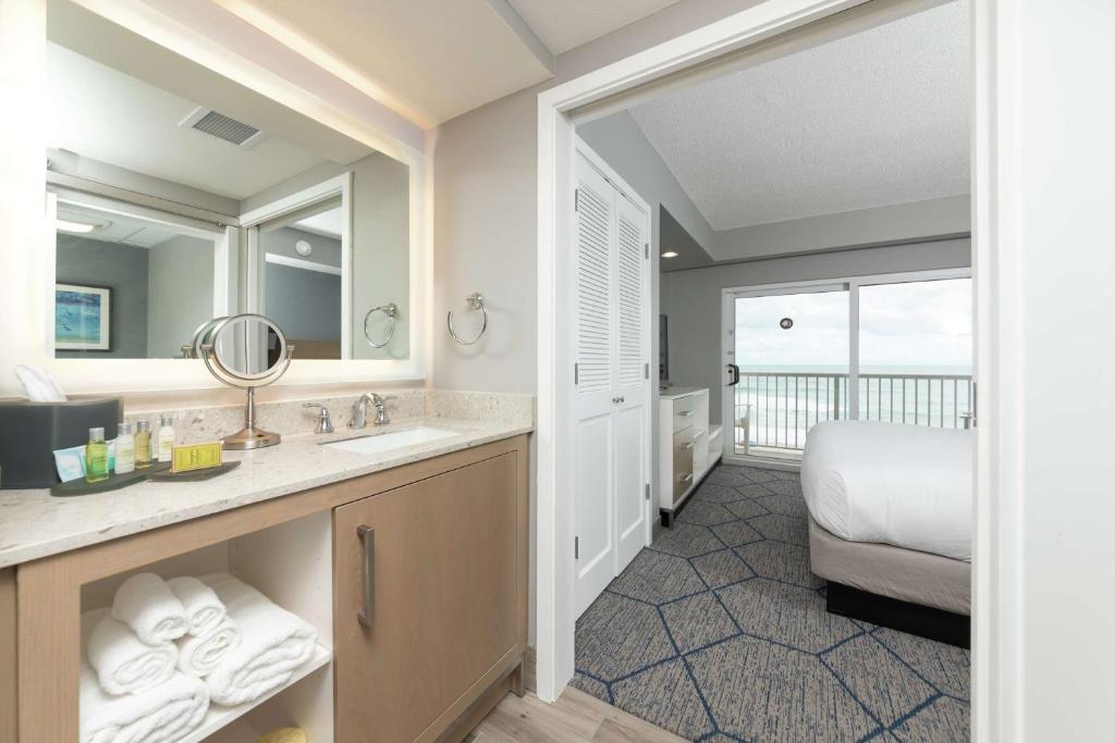 Postel nebo postele na pokoji v ubytování DoubleTree Suites by Hilton Melbourne Beach Oceanfront