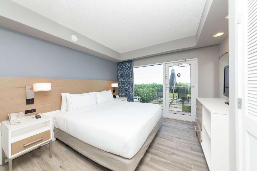Postel nebo postele na pokoji v ubytování DoubleTree Suites by Hilton Melbourne Beach Oceanfront