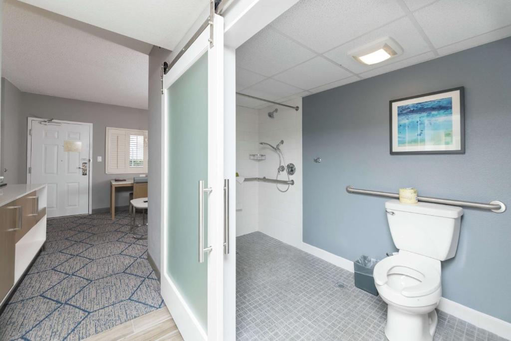 Koupelna v ubytování DoubleTree Suites by Hilton Melbourne Beach Oceanfront