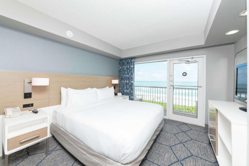 Postel nebo postele na pokoji v ubytování DoubleTree Suites by Hilton Melbourne Beach Oceanfront