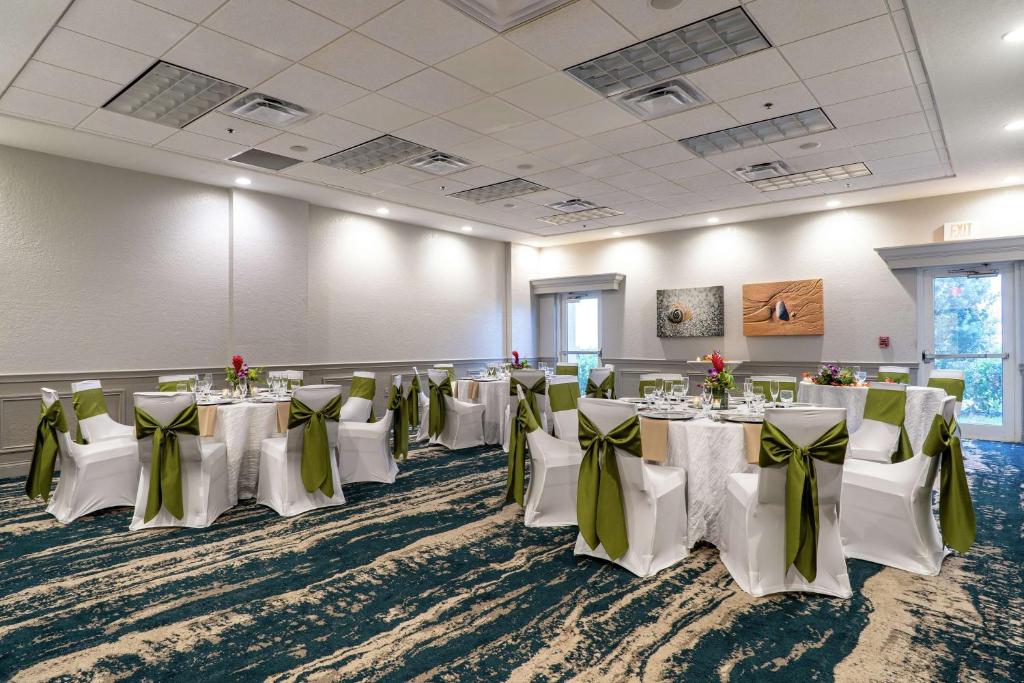 Posezení v ubytování DoubleTree Suites by Hilton Melbourne Beach Oceanfront