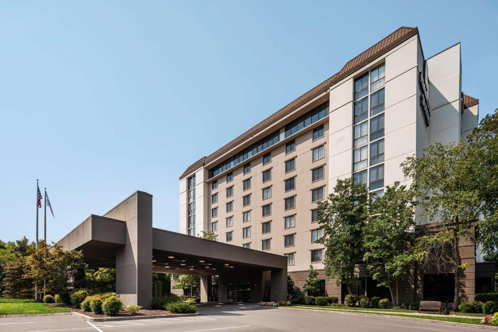 una representación de la parte delantera de un edificio en Embassy Suites by Hilton Nashville Airport en Nashville