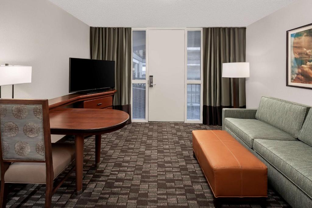 Embassy Suites by Hilton Nashville Airport - Executive King Suite - Non-Smoking