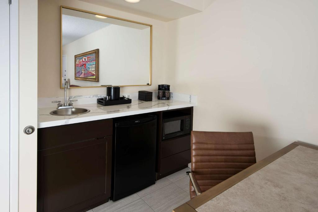 Embassy Suites by Hilton Phoenix Scottsdale - Suite Con Due Letti Matrimoniali E Balcone