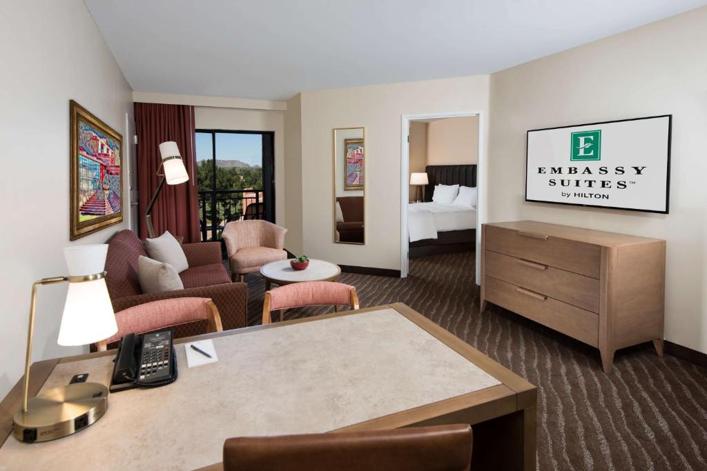 Embassy Suites by Hilton Phoenix Scottsdale - King Suite Con Vista Standard