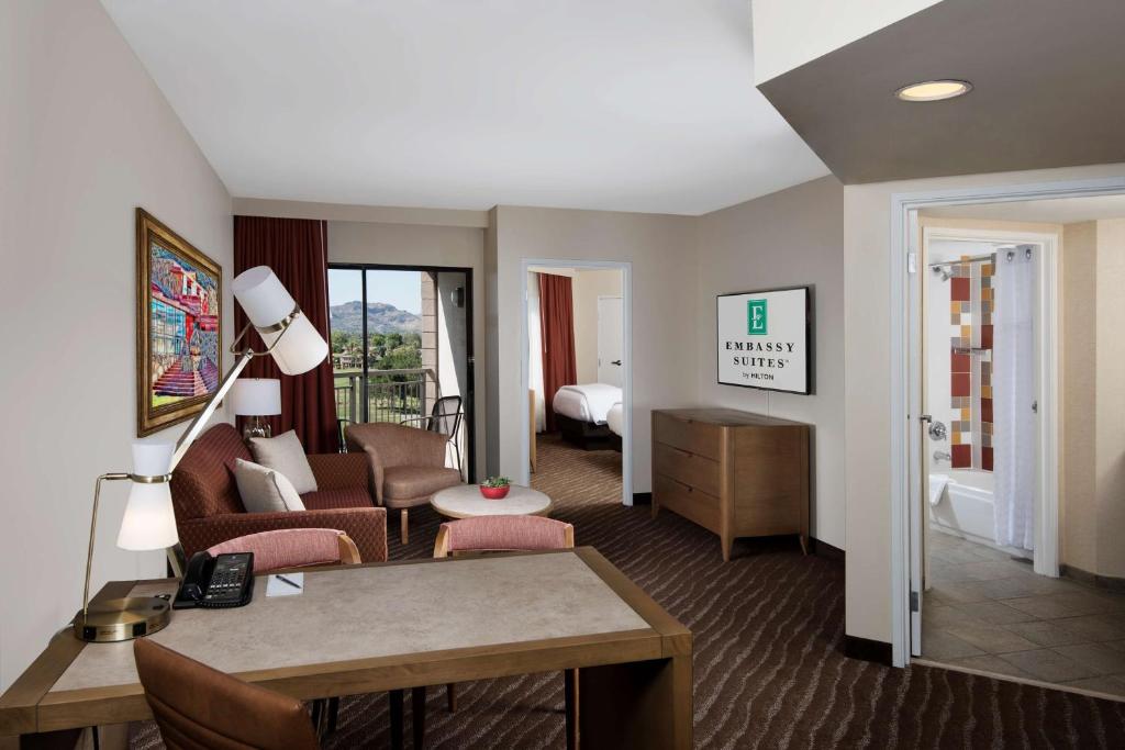 Embassy Suites by Hilton Phoenix Scottsdale - One-Bedroom Suite - Mobility Access/Bath Tub