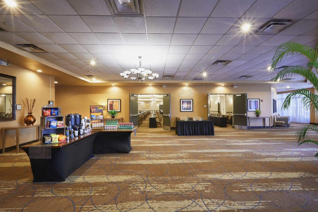 Embassy Suites by Hilton Phoenix Scottsdale photo