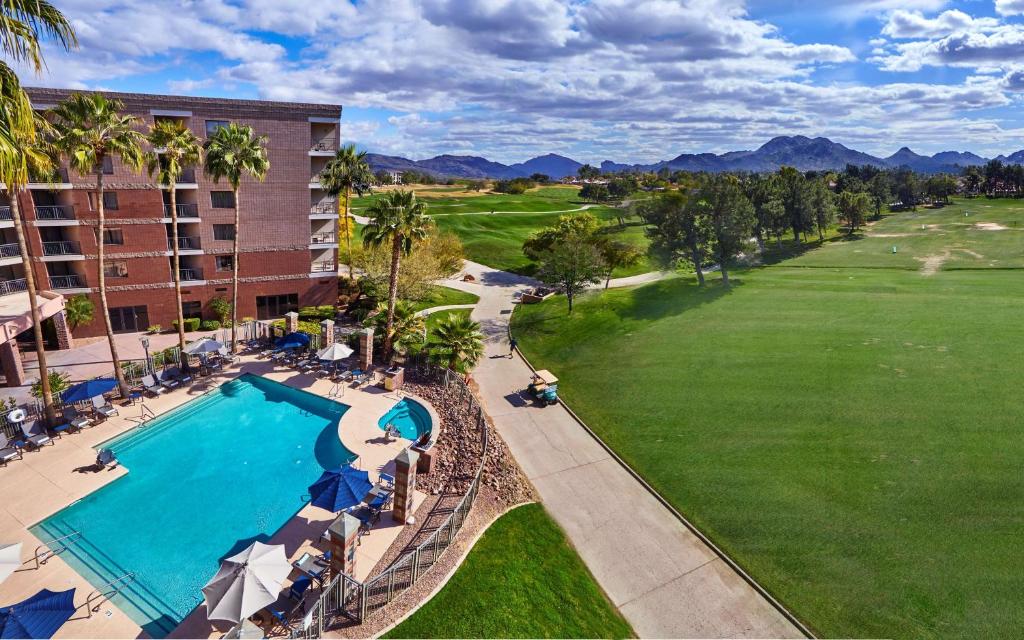 uma vista superior de uma piscina num resort em Embassy Suites by Hilton Phoenix Scottsdale em Phoenix
