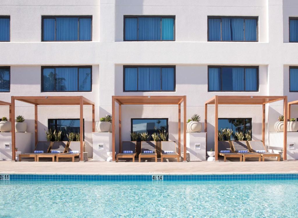 uma imagem de um hotel com piscina em Hilton Santa Monica em Los Angeles