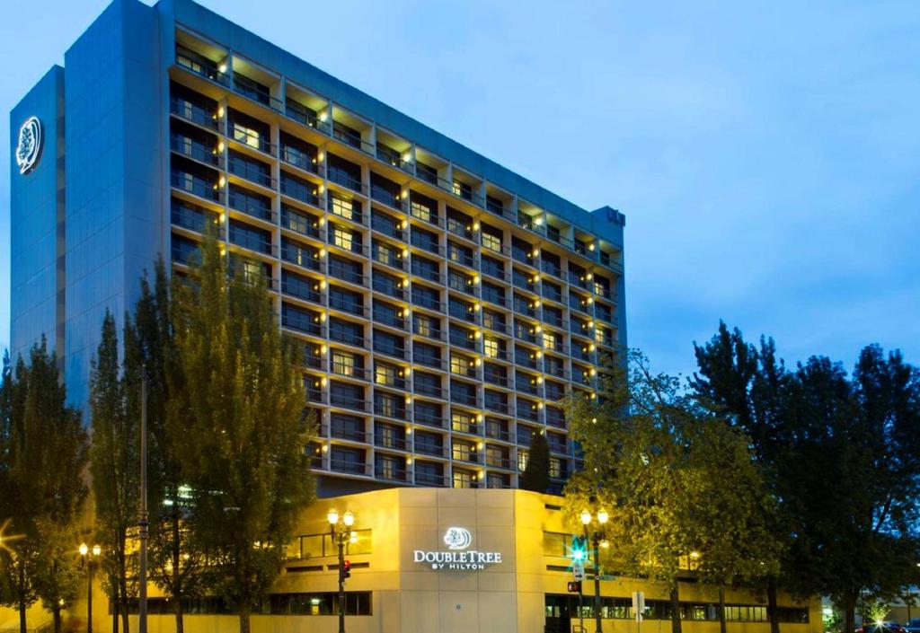 budynek hotelowy z oświetleniem przed nim w obiekcie DoubleTree by Hilton Portland w mieście Portland