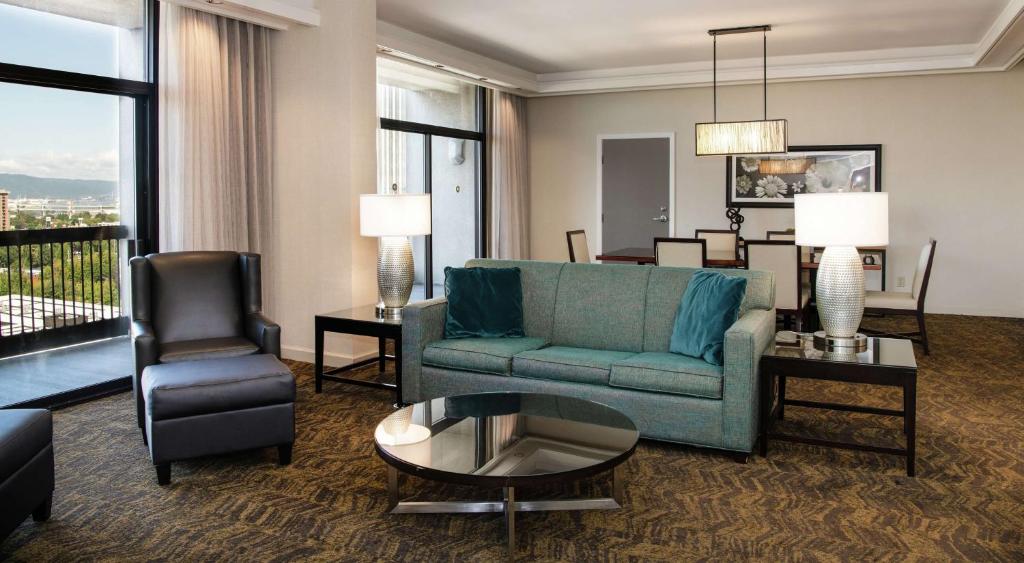 DoubleTree by Hilton Portland - 
