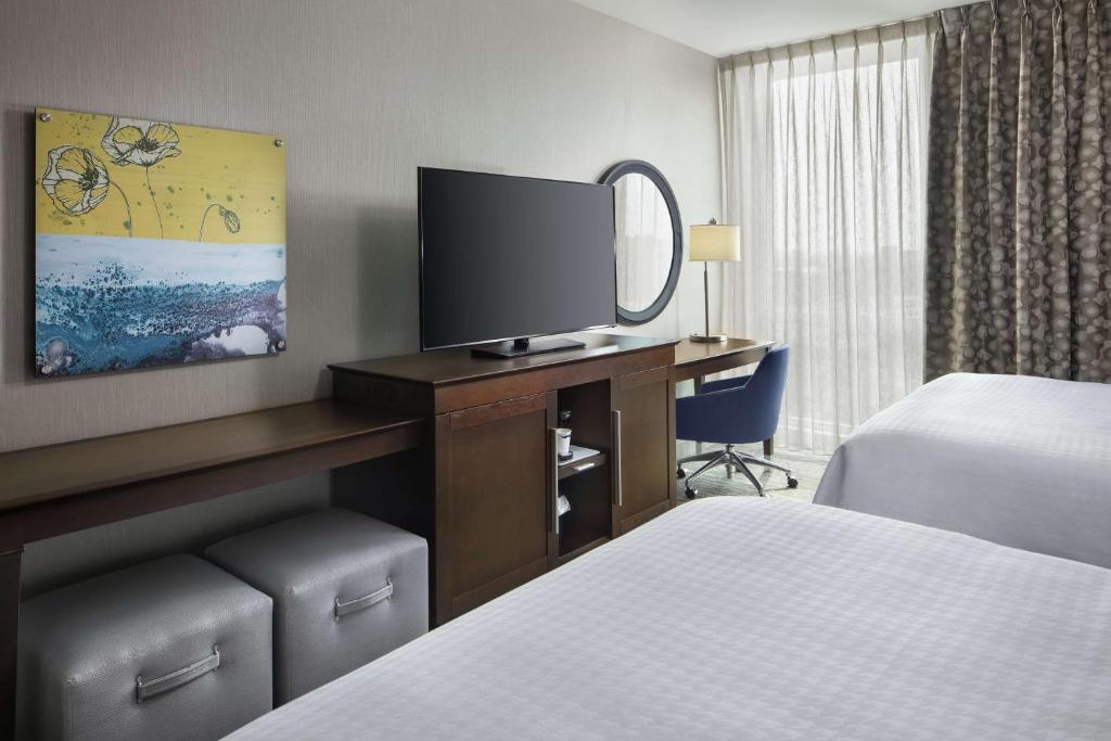 TV a/nebo společenská místnost v ubytování Hampton Inn & Suites Teaneck/Glenpointe