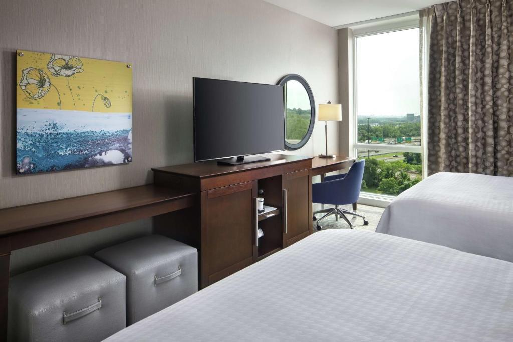 TV a/nebo společenská místnost v ubytování Hampton Inn & Suites Teaneck/Glenpointe