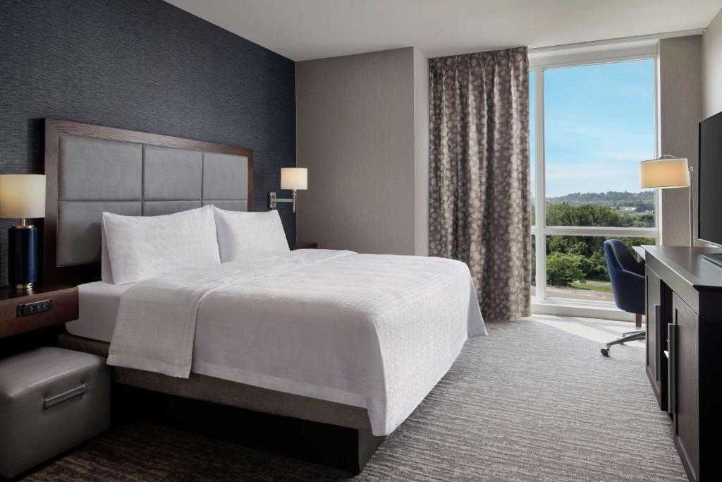 Postel nebo postele na pokoji v ubytování Hampton Inn & Suites Teaneck/Glenpointe
