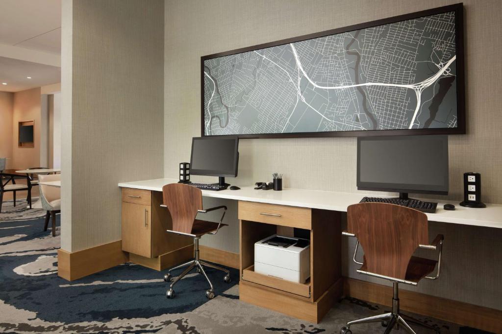 TV a/nebo společenská místnost v ubytování Hampton Inn & Suites Teaneck/Glenpointe