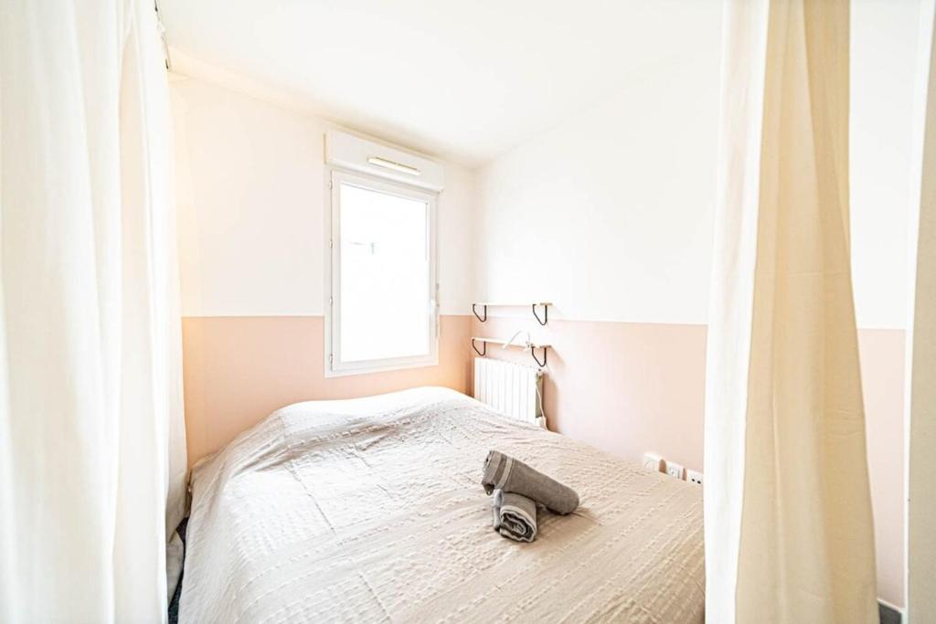 a bedroom with a bed and a window at Le petit Montel- studio avec garage-métro Valmy in Lyon