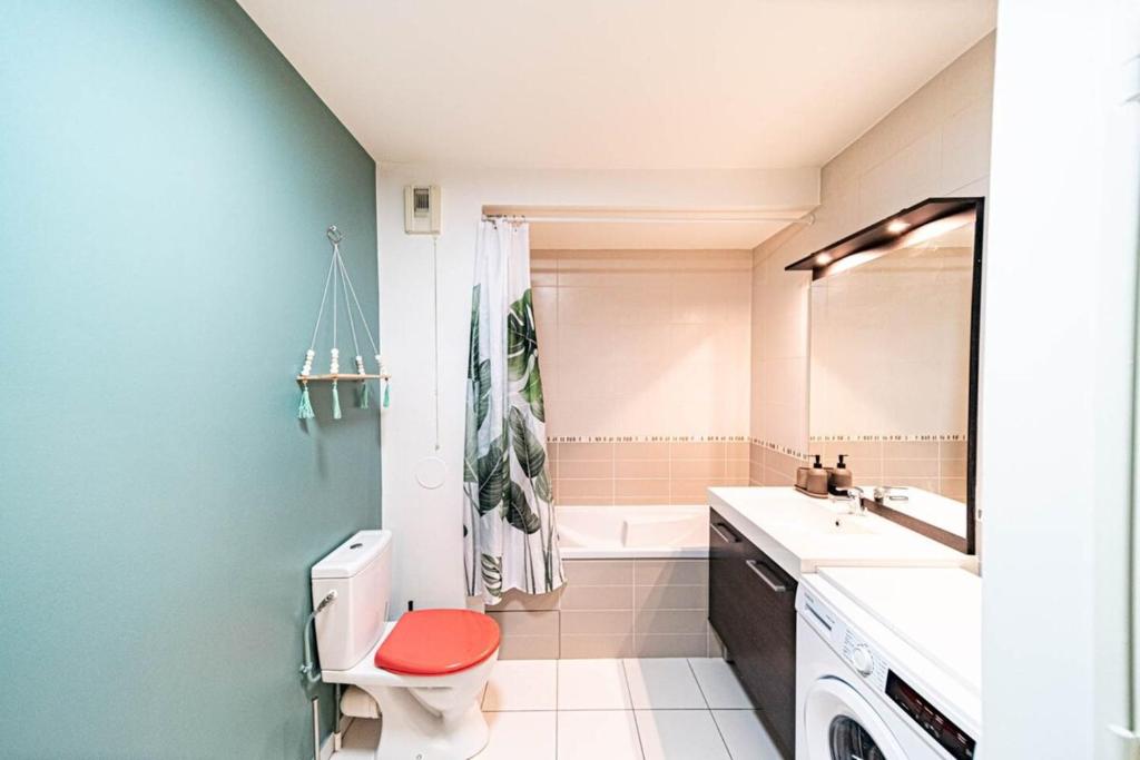 a bathroom with a toilet and a sink at Le petit Montel- studio avec garage-métro Valmy in Lyon