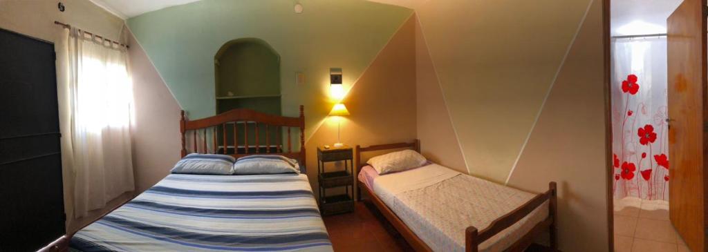 1 Schlafzimmer mit 2 Betten in einem Zimmer in der Unterkunft Hostal - Sueños del Rio in Concepción del Uruguay