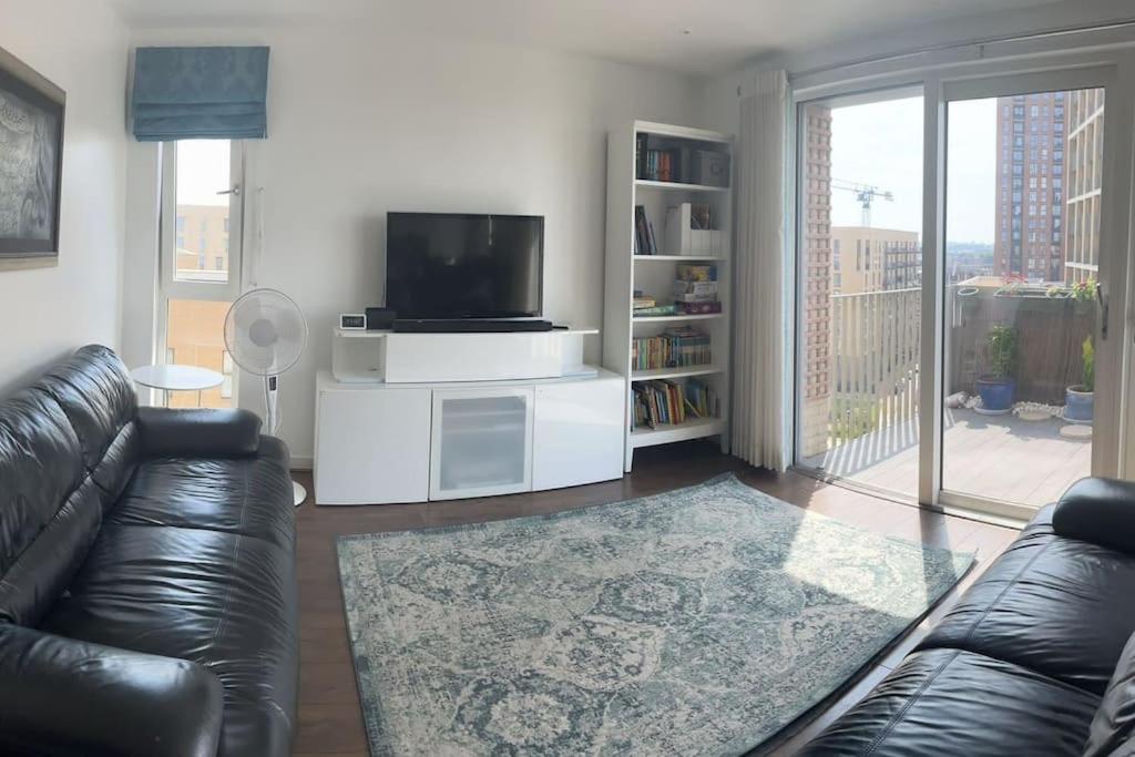 Two bedroom flat for 6 guests Hendon London Zone 3, The Hyde Updated