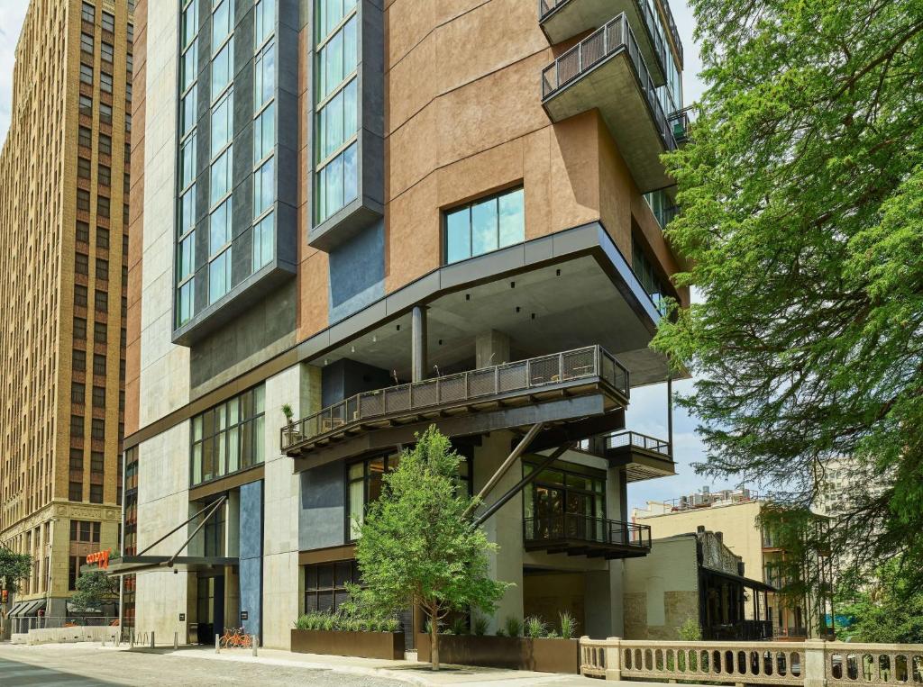 聖安東尼奧的住宿－Canopy By Hilton San Antonio Riverwalk，一侧带阳台的建筑