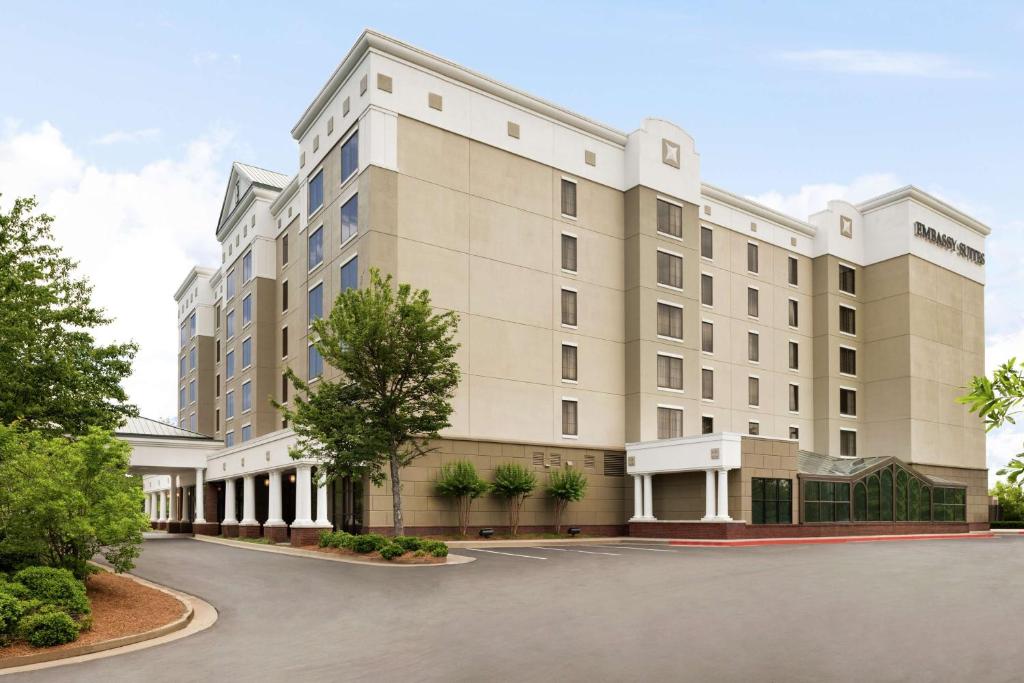 een weergave van de voorkant van een hotel bij Embassy Suites by Hilton Atlanta Alpharetta in Alpharetta