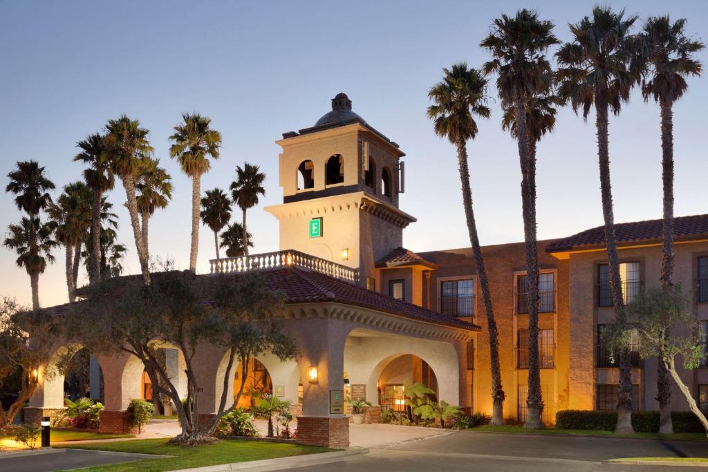 um edifício com uma torre de relógio em cima em Embassy Suites by Hilton Lompoc Central Coast em Lompoc