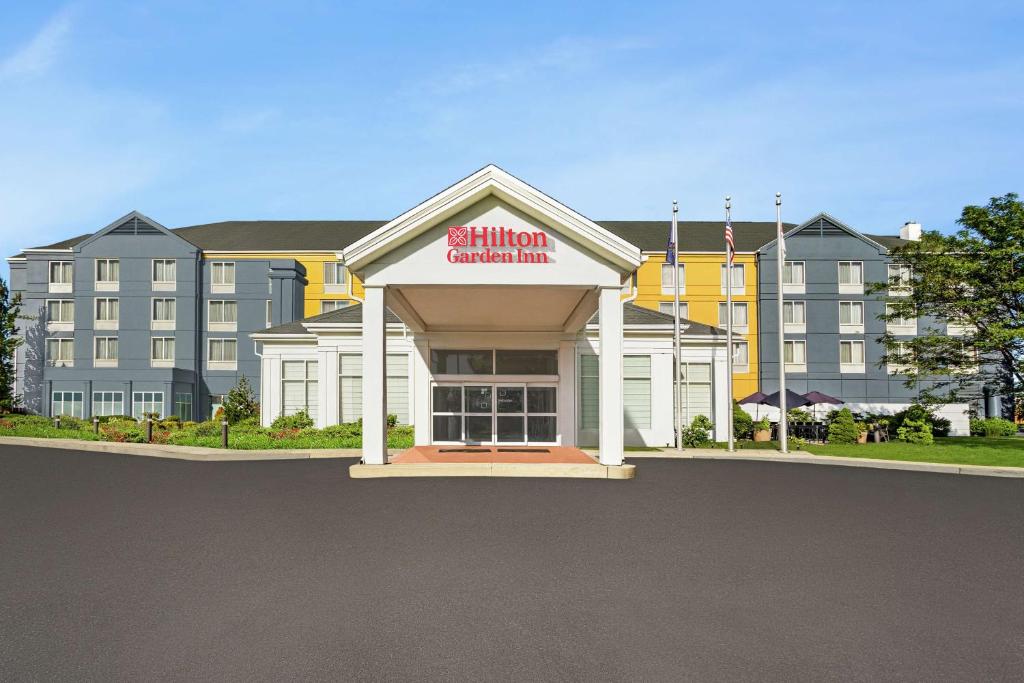 Hilton Garden Inn Allentown Bethlehem Airport في الينتاون: تقديم فندق بمبنى