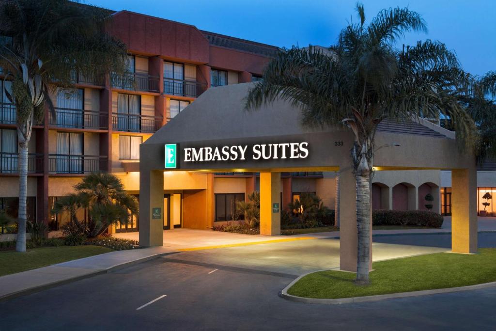 un edificio con un cartel que lee suites de la embajada en Embassy Suites San Luis Obispo, en San Luis Obispo