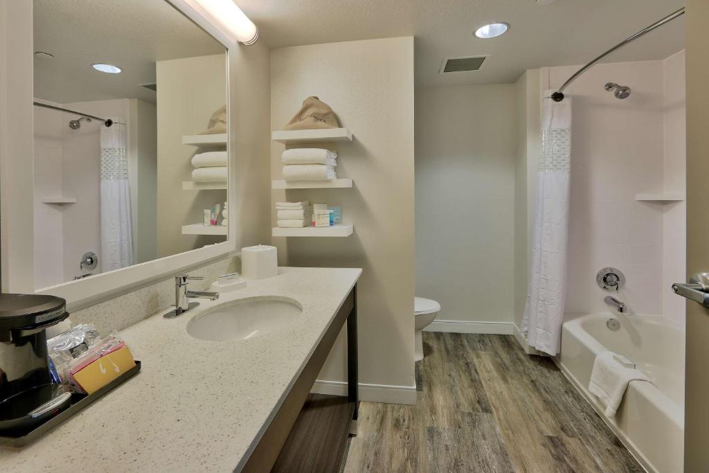 Hampton Inn & Suites Albuquerque Airport photo
