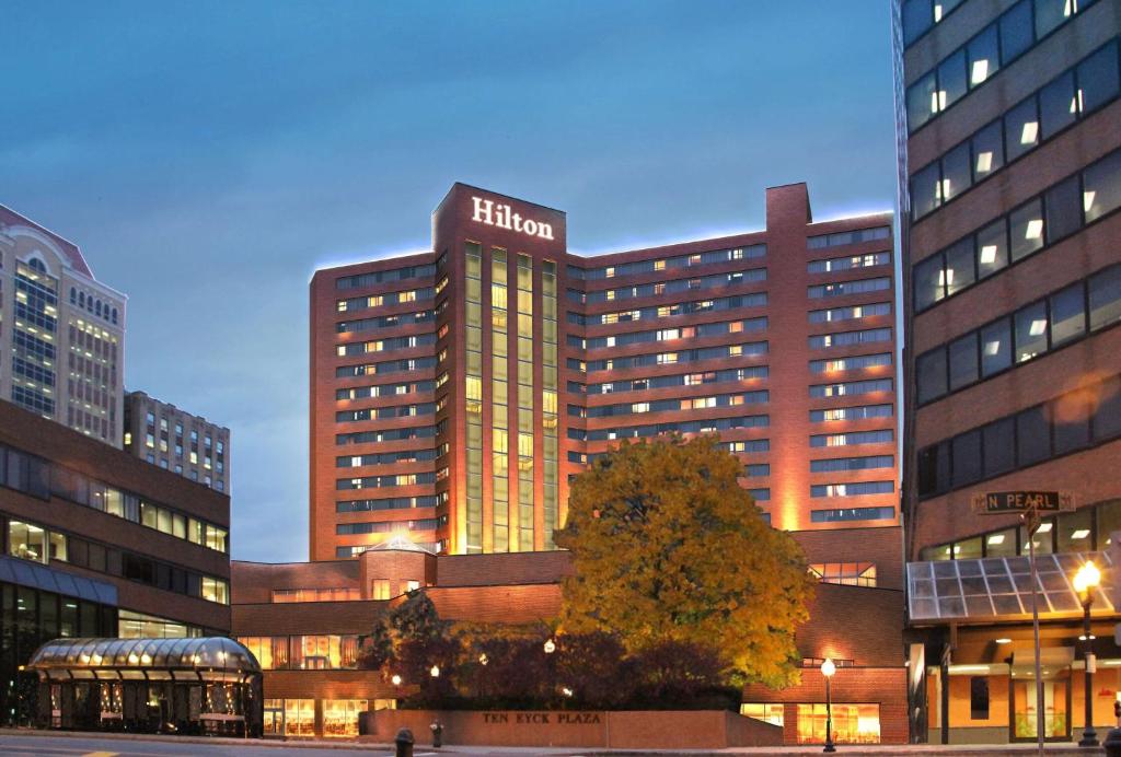 um edifício de hotel iluminado numa cidade à noite em Hilton Albany em Albany