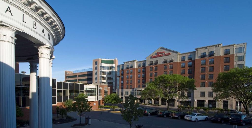 een uitzicht op een stad met auto's geparkeerd op een parkeerplaats bij Hilton Garden Inn Albany Medical Center in Albany