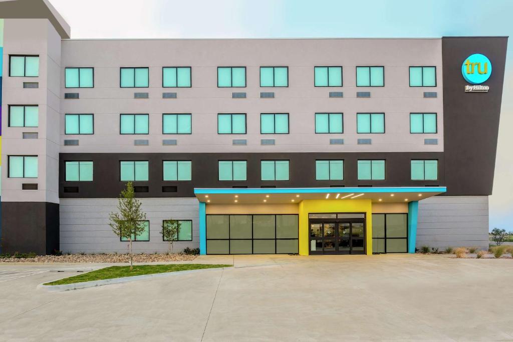 un edificio de oficinas con entrada a un hospital en Tru by Hilton Amarillo West en Amarillo