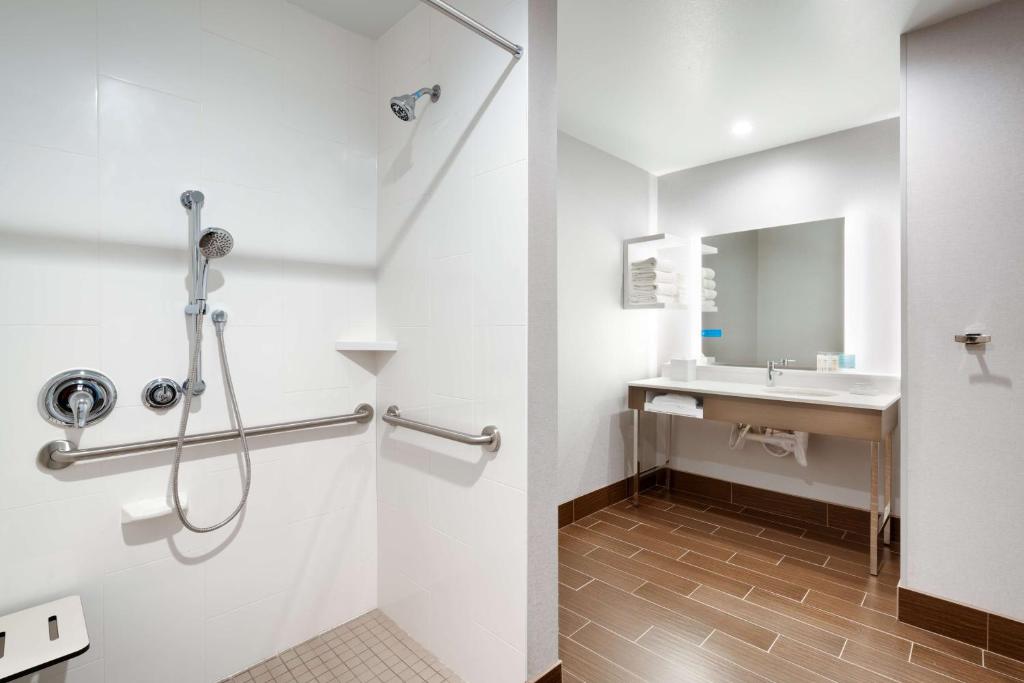 Hampton Inn & Suites Anaheim Resort Convention Center photo
