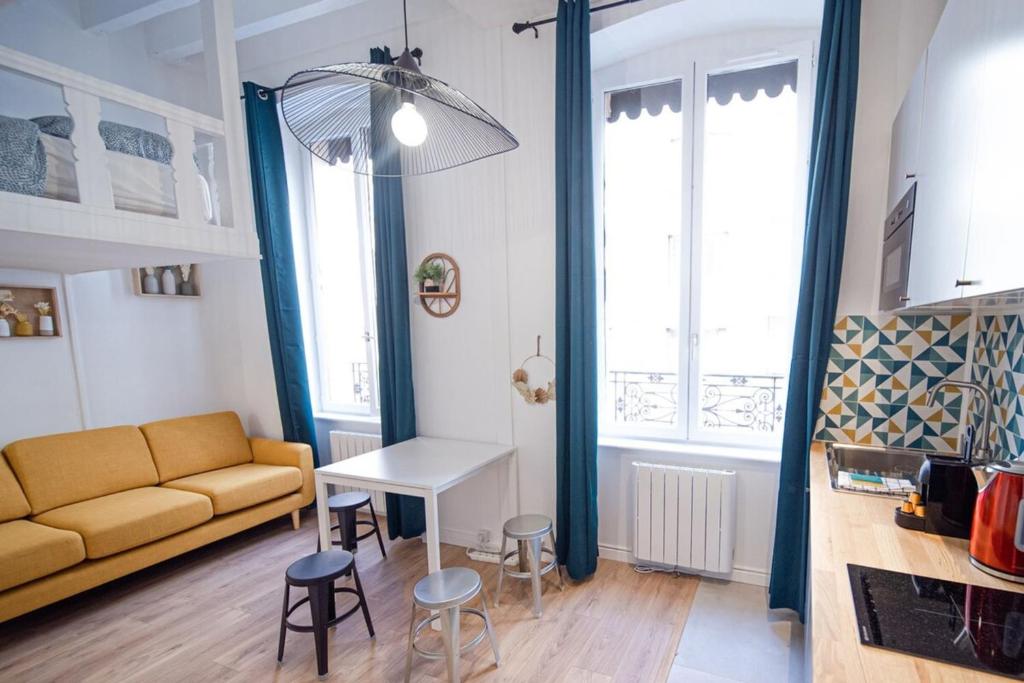 un salon avec un canapé et une table dans l'établissement Le petit Dedieu - Cozy 4-person - Charpennes, à Villeurbanne