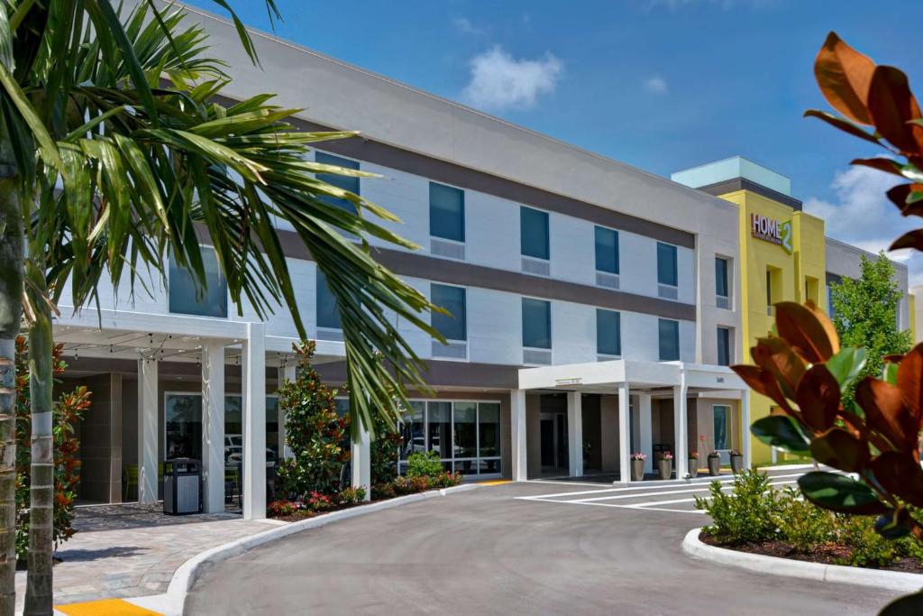 eine Darstellung der Vorderseite eines Krankenhausgebäudes in der Unterkunft Home2 Suites By Hilton Naples I-75 Pine Ridge Road in Naples