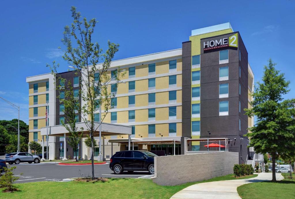 Home2 Suites by Hilton Atlanta Airport North في أتلانتا: مبنى كبير مع فندق منزلي