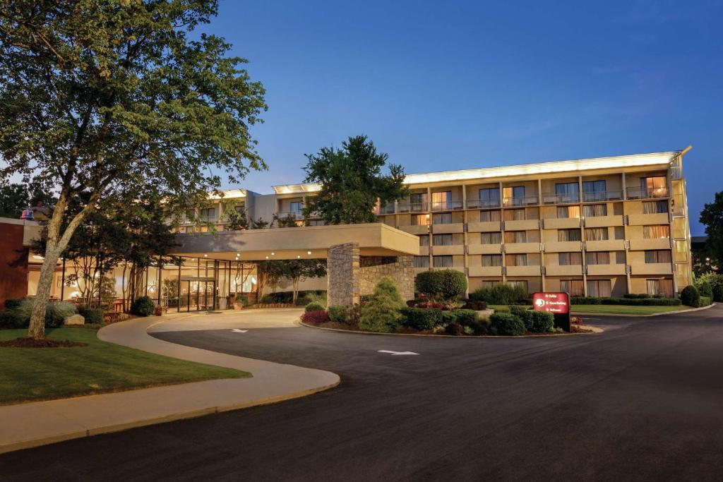 um grande edifício com uma estrada em frente em DoubleTree by Hilton Atlanta Northeast/Northlake em Atlanta