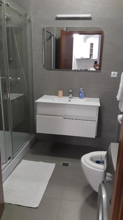 y baño con lavabo, ducha y aseo. en ONIX BLUE BEACH MAMAIA NORD, en Năvodari