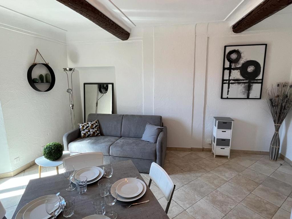 un salon avec un canapé et une table dans l'établissement Duplex vieille ville, à Antibes